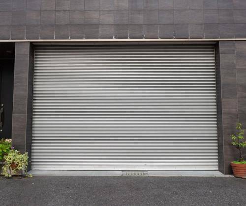 Pose de rideaux métalliques pour commerces avec contrat de maintenance et entretien à Sausset-les-Pins et la Côte Bleue 13960