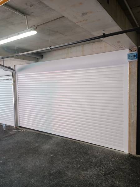 installation de porte de garage enroulable motorisée avec armoire sur mesure à Martigues