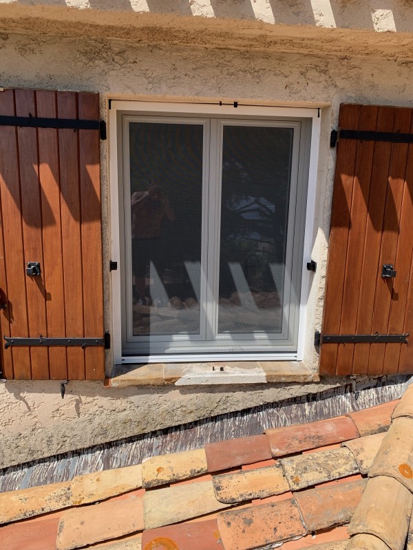  Installation de moustiquaire sur une villa à la couronne par la serrurerie, menuiserie Martegal