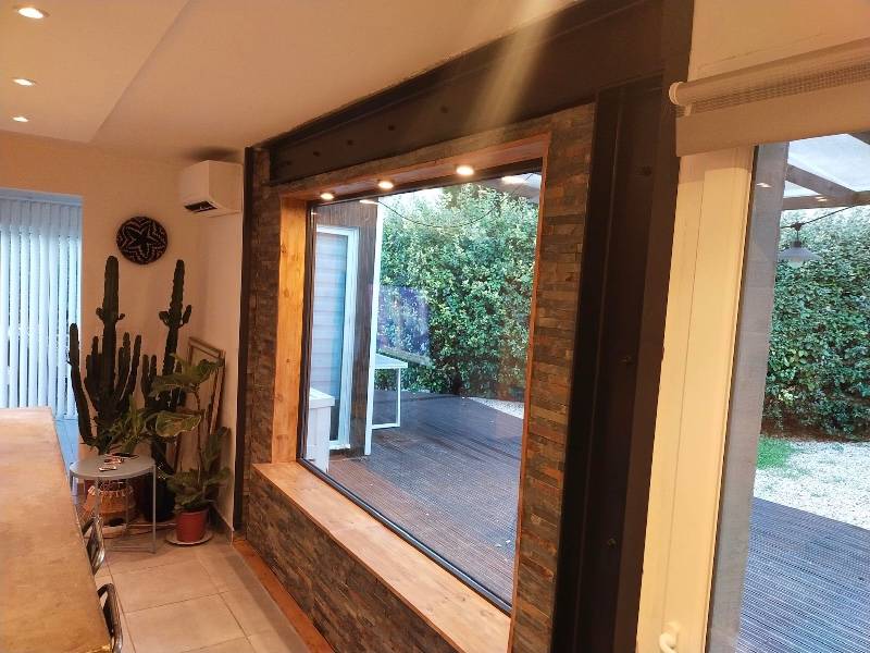 Création d'une ouverture vitrée sur mesure dans une maison à Martigues