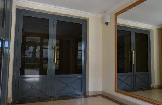 Sécurisez vos immeubles avec des portes de hall robustes à Marignane et Martigues