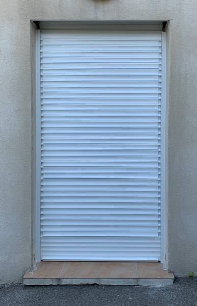 Pose de volet roulant à lames orientables avec la Serrurerie Menuiserie de Provence à Carry le Rouet